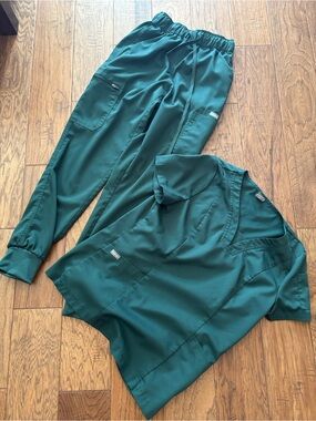 NiaaHinn Surgical Green Medical Scrub Set - Top & Jogger Pants